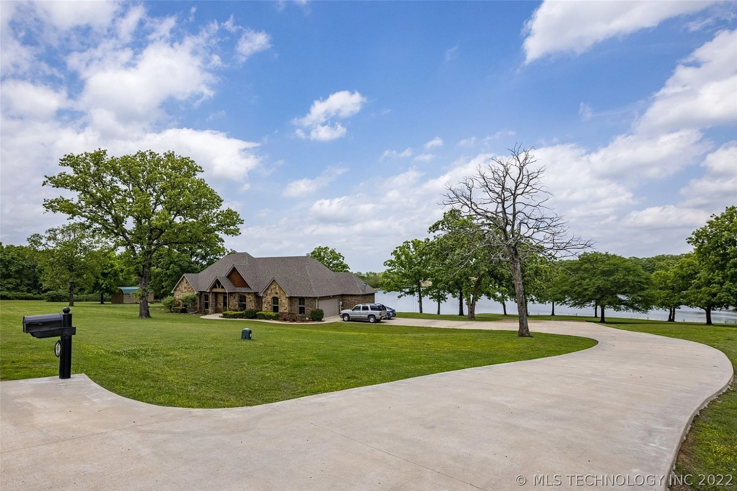 3079 N Lakeside Atoka OK - yard