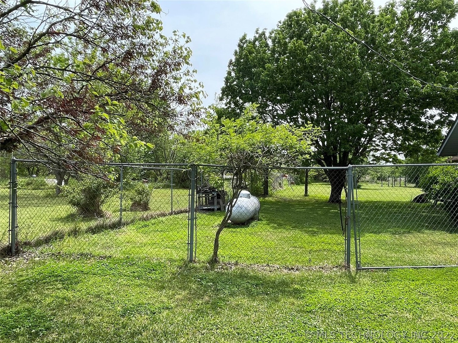 412 Lake Calera OK - yard