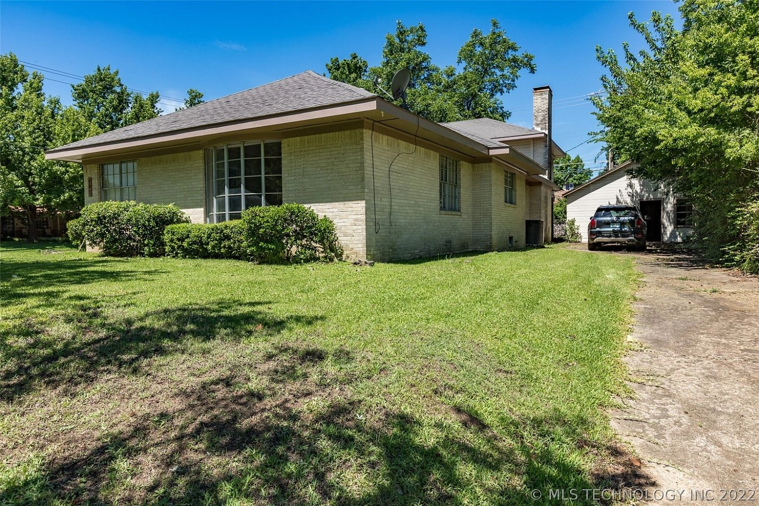 903 N 6th Avenue Durant OK - side of house