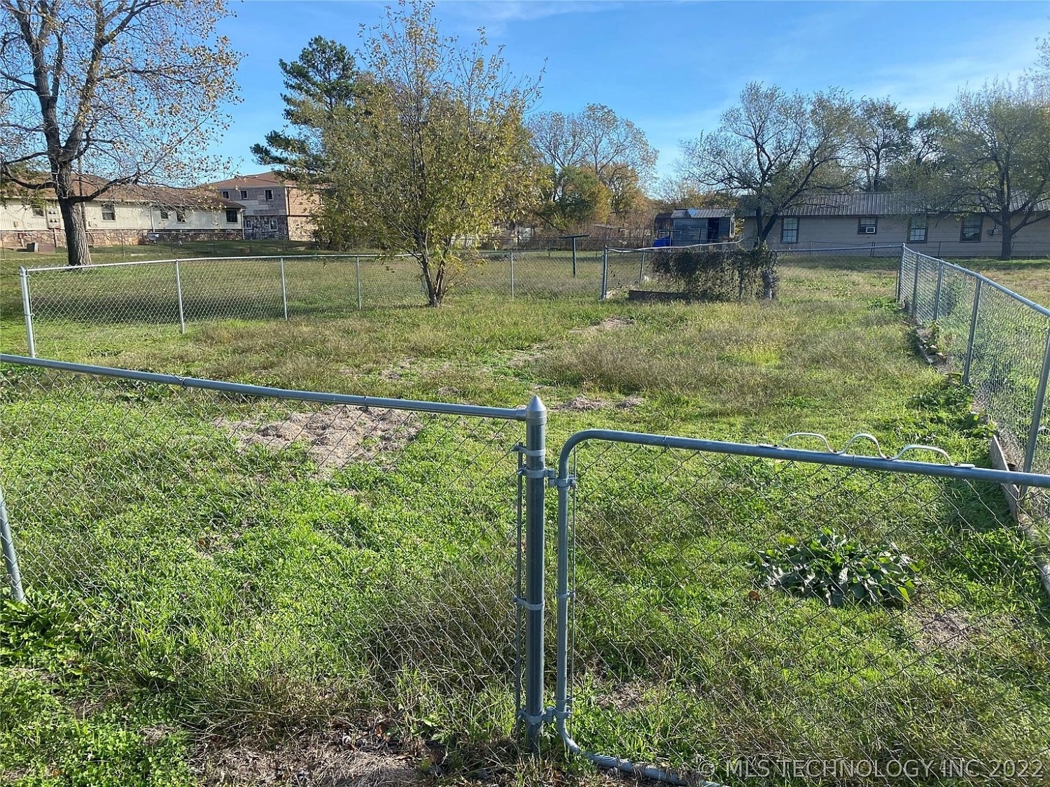1503 W 17th Sulphur OK - yard