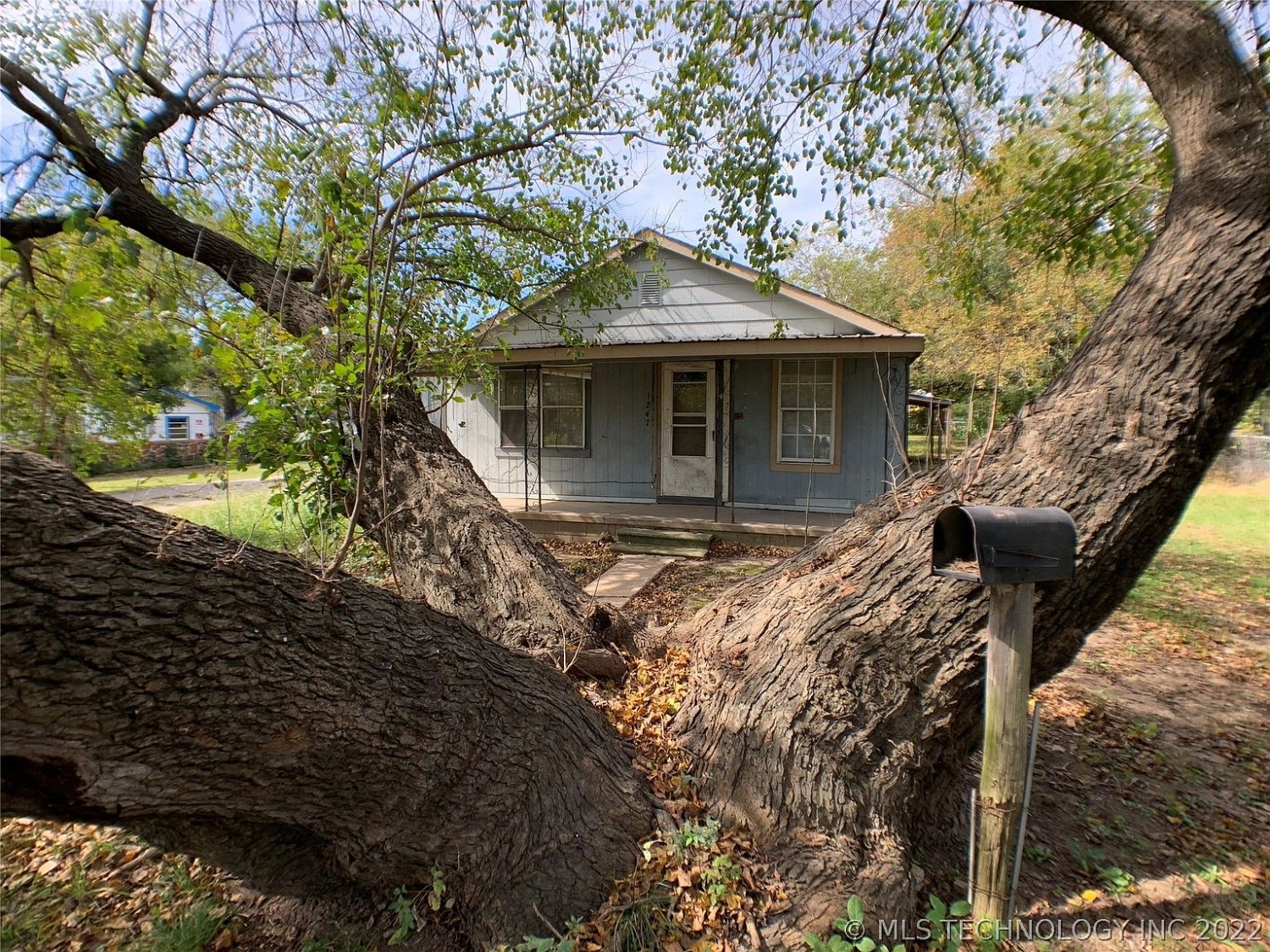 1219 S Choctaw Avenue Atoka OK - yard