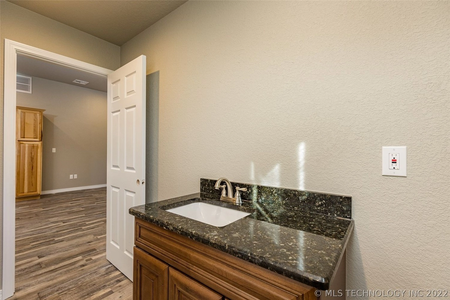 207 S Arkansas Caddo OK - bathroom
