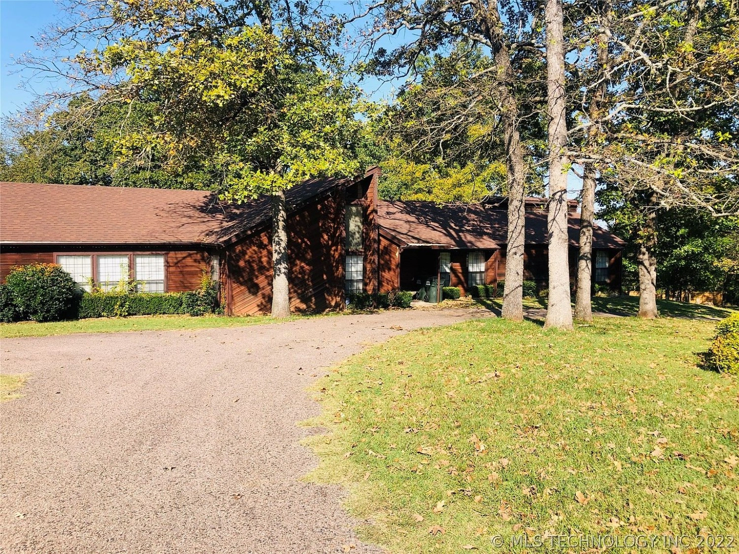 201 Rollingwood Hills Drive Durant OK - yard