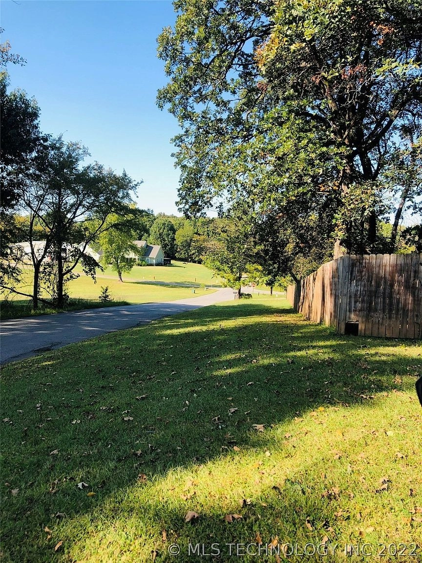 201 Rollingwood Hills Drive Durant OK - yard