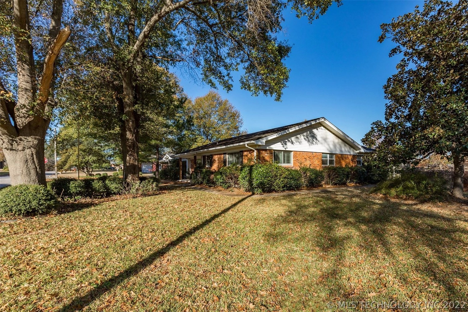 2105 Cloverleaf Ardmore OK - side of house