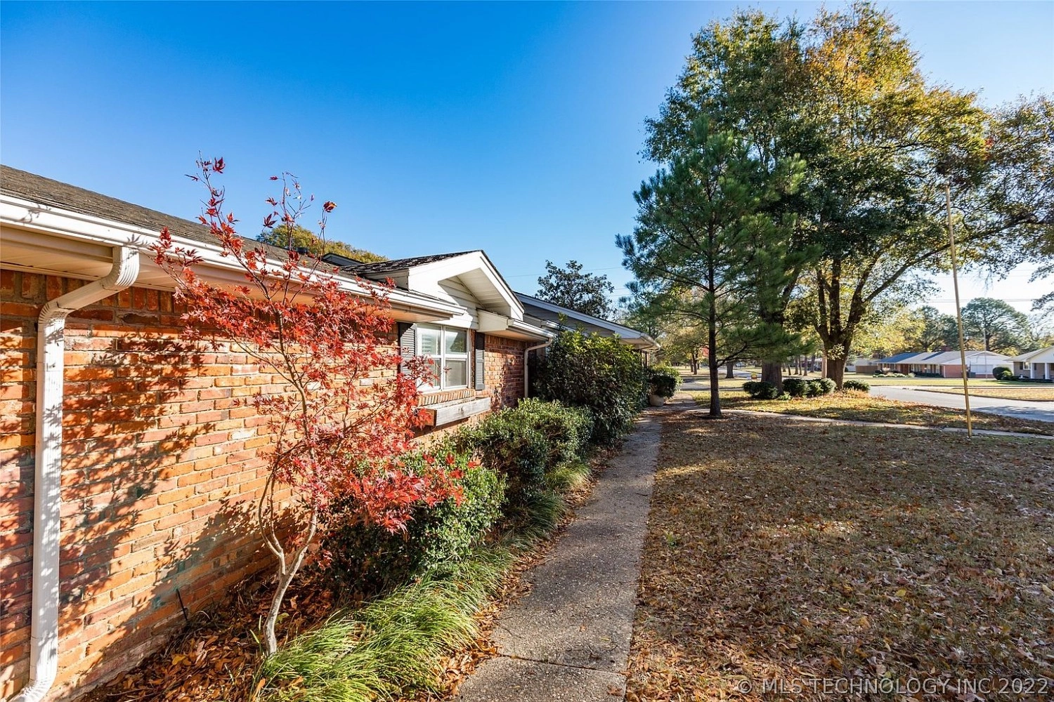 2105 Cloverleaf Ardmore OK - yard