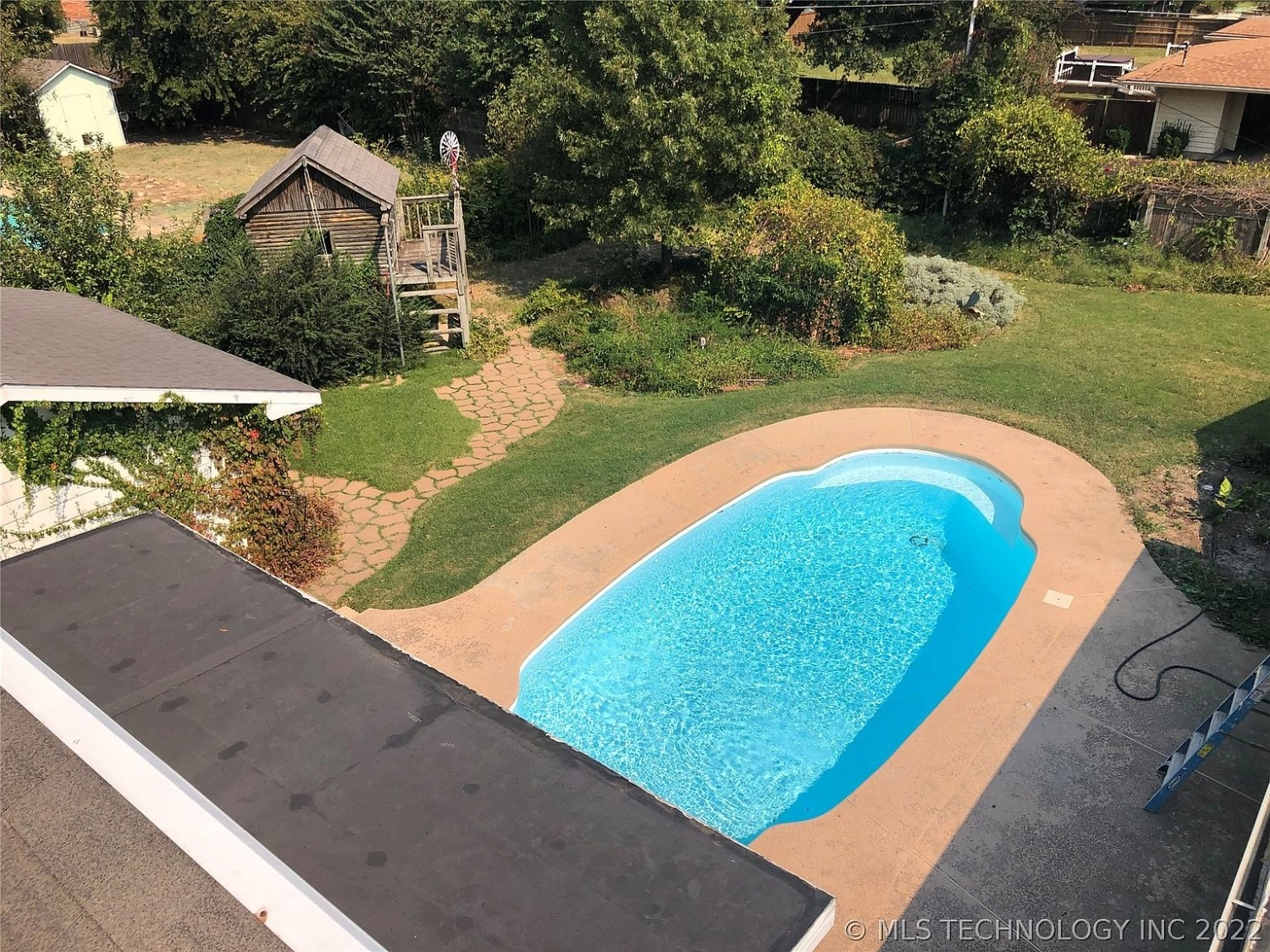 2105 Cloverleaf Ardmore OK - yard