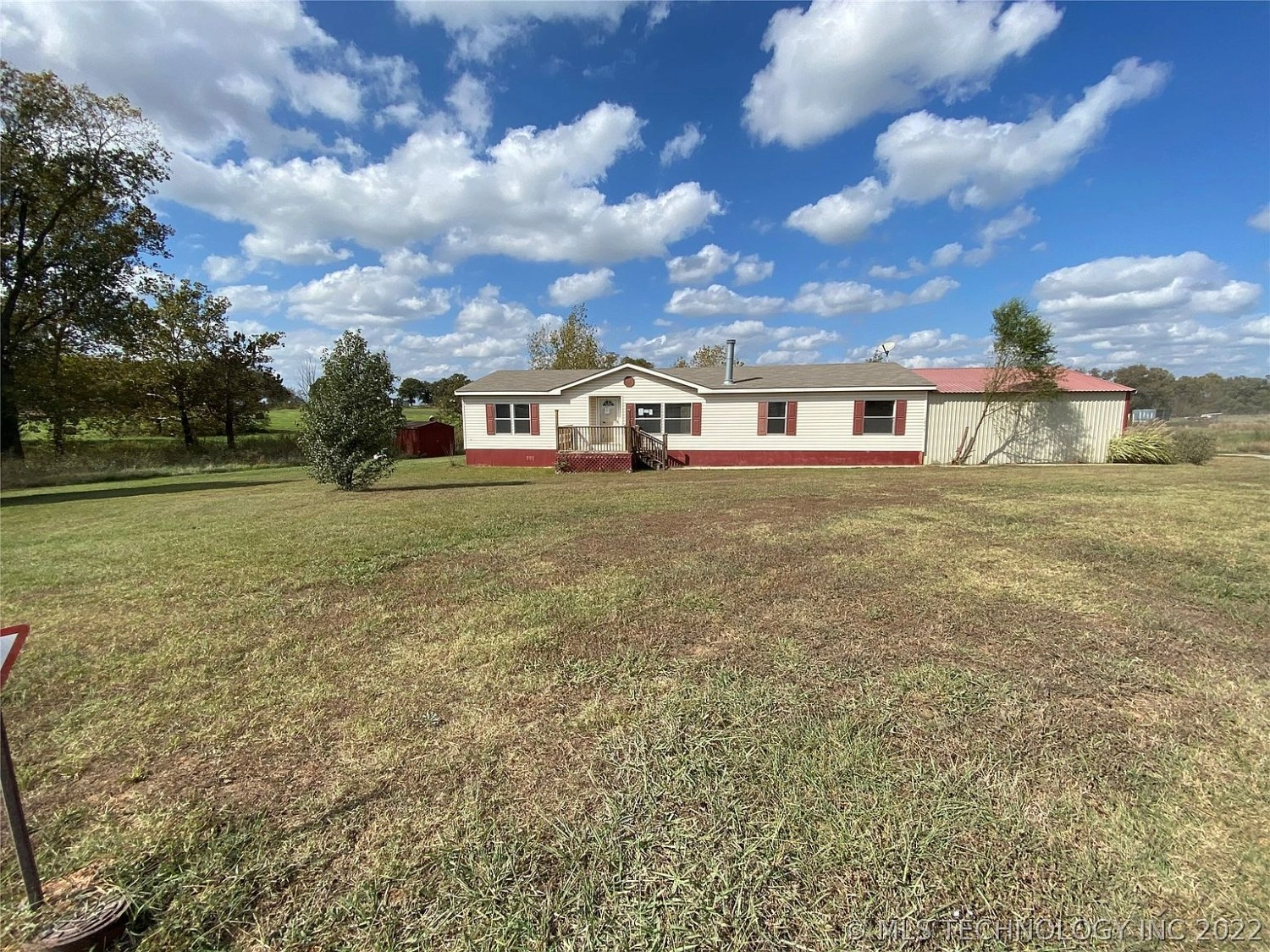 1293 S Chisolm Caddo OK - yard