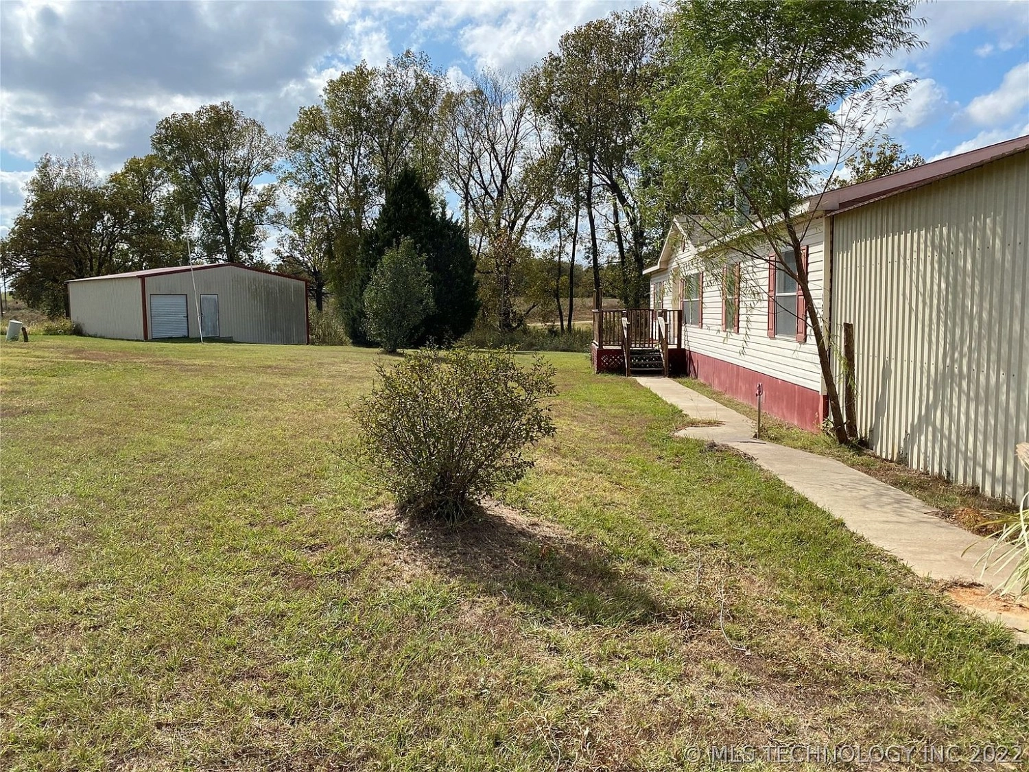 1293 S Chisolm Caddo OK - yard