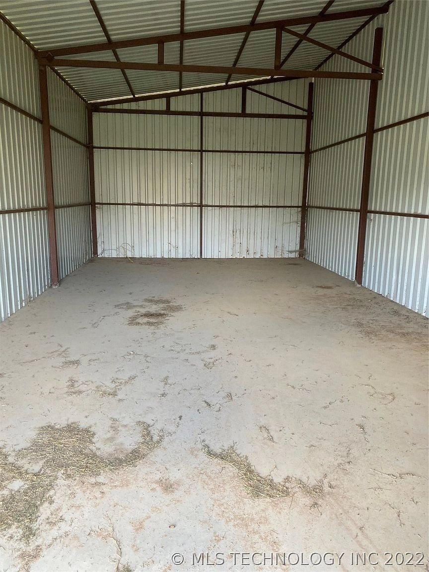 1293 S Chisolm Caddo OK - garage