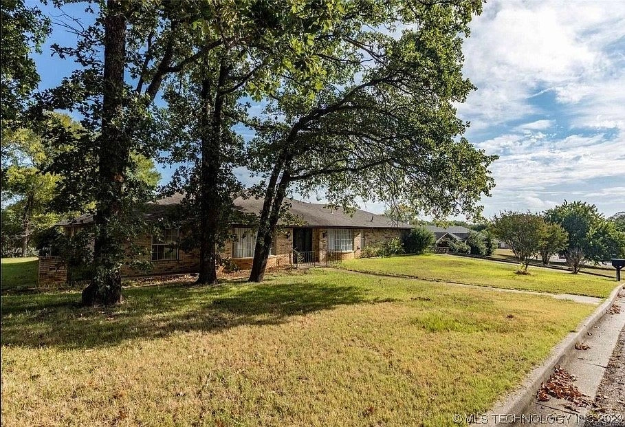 904 Briarwood Place Durant OK - yard