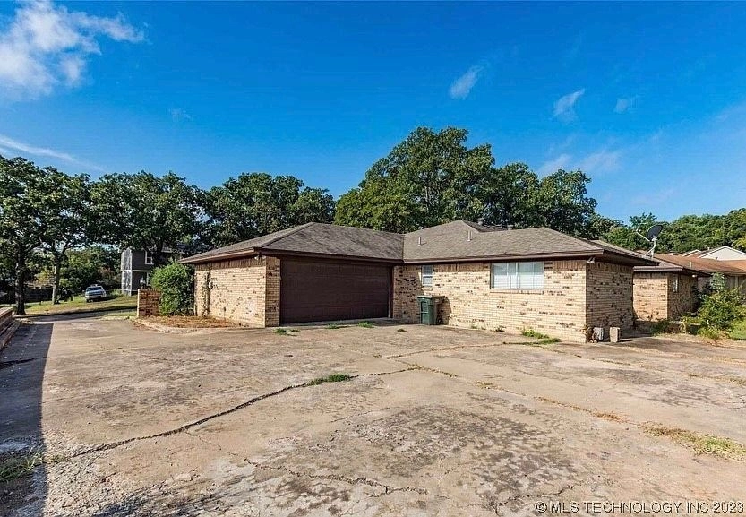 904 Briarwood Place Durant OK - garage