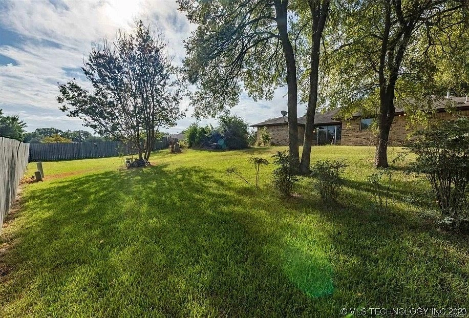 904 Briarwood Place Durant OK - yard