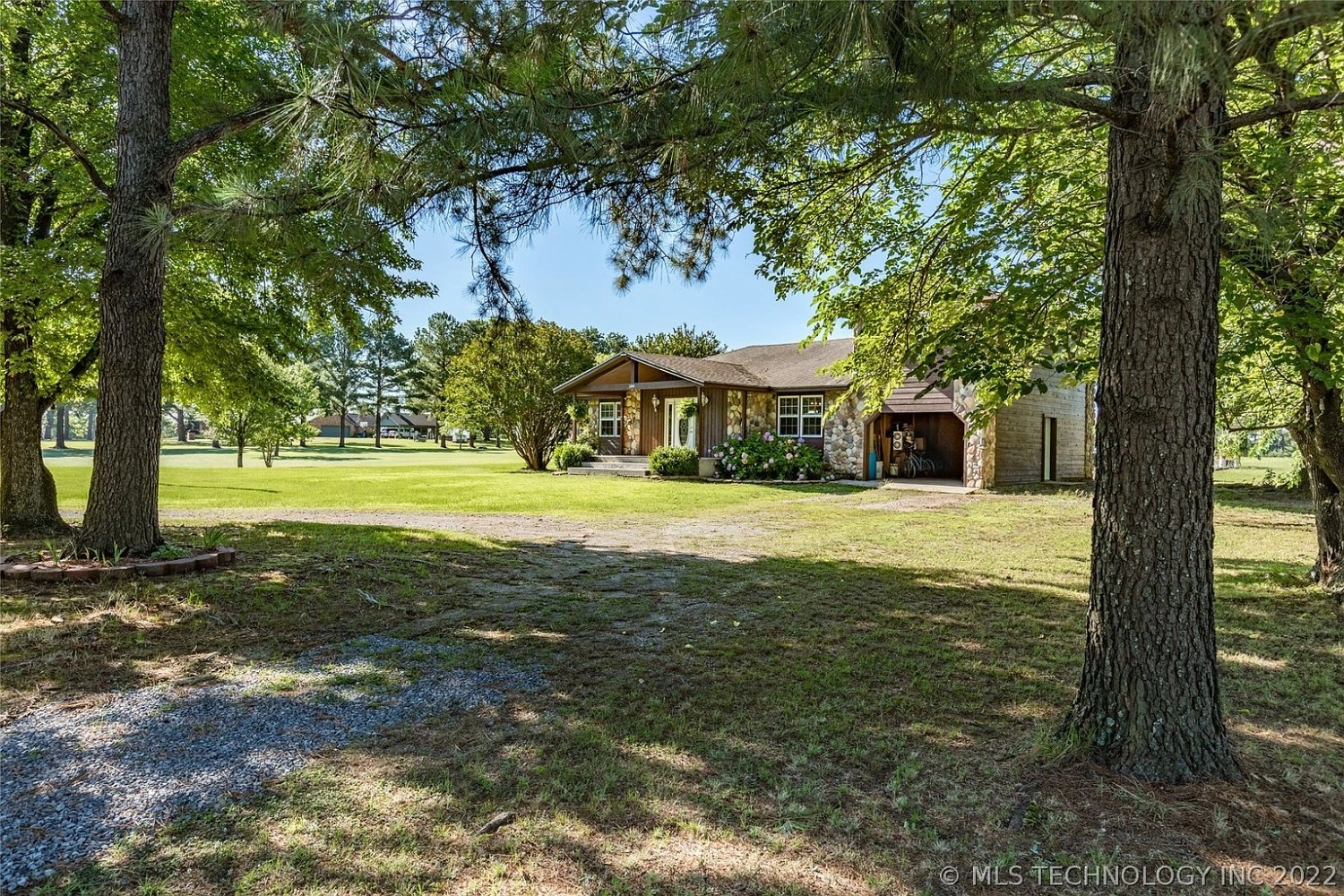 1240 W Chicken Fight Atoka OK - yard