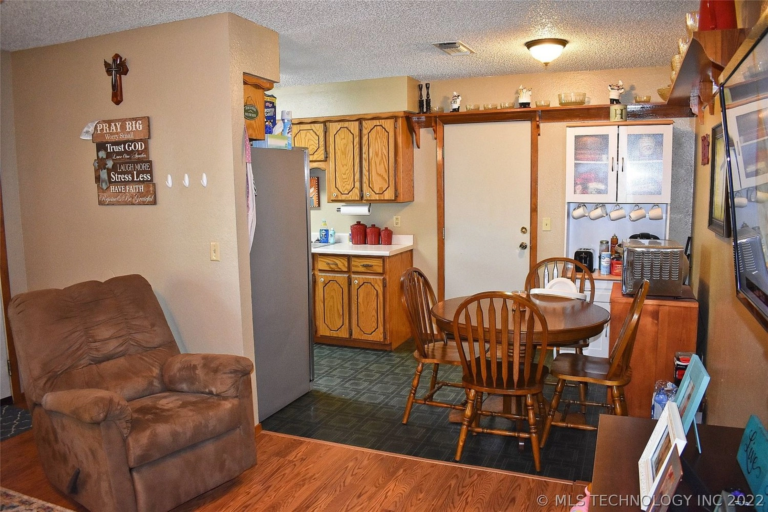 1322 N 4240 Road Hugo OK - dining area