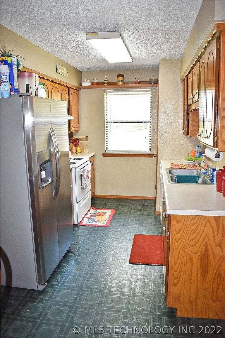 1322 N 4240 Road Hugo OK - kitchen