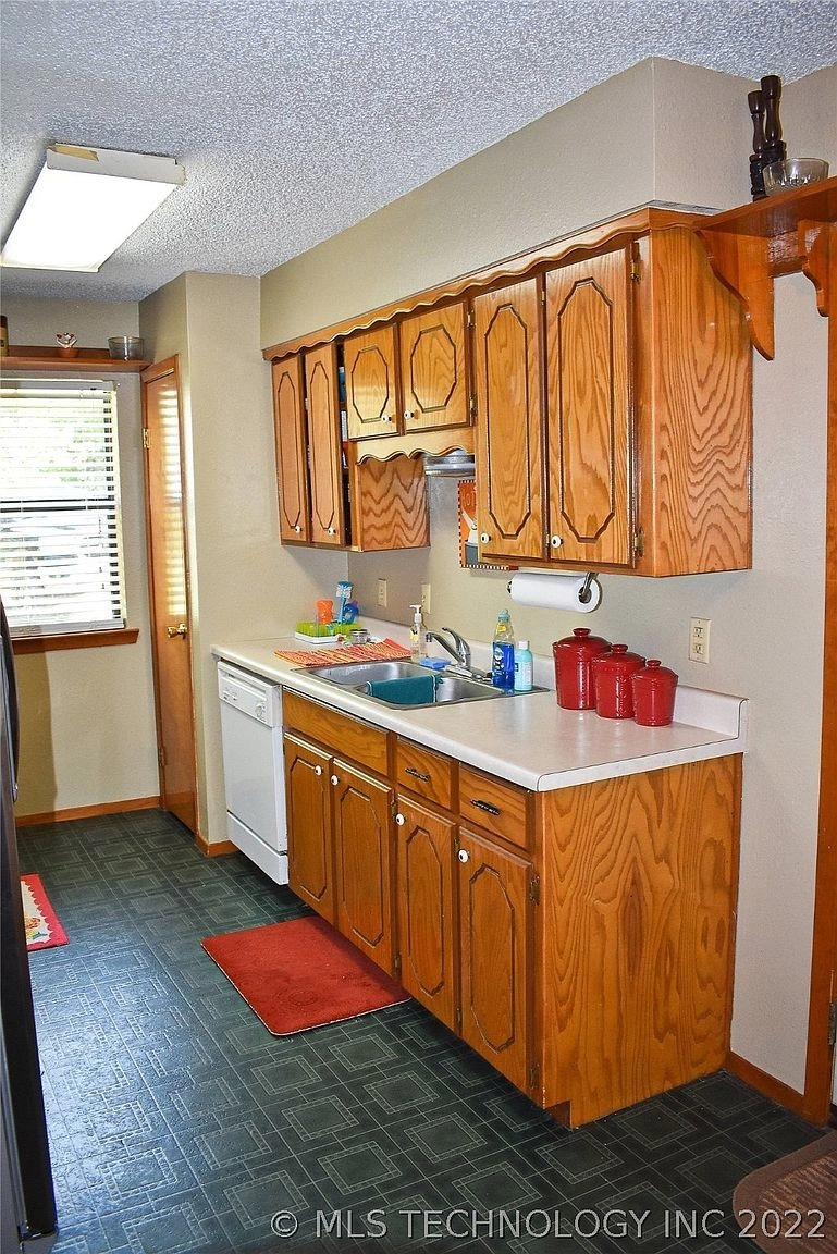 1322 N 4240 Road Hugo OK - kitchen