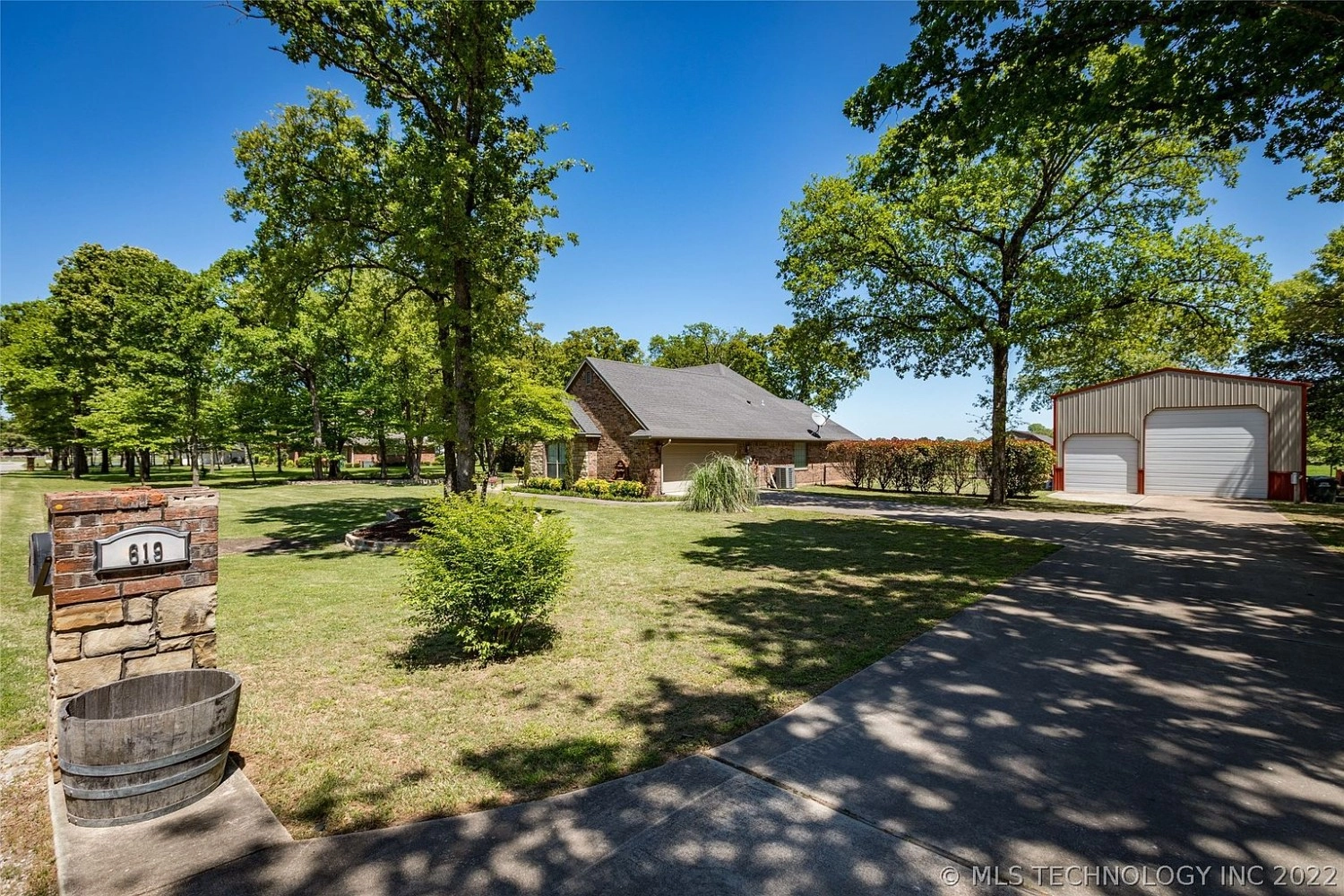 619 Thousand Oaks Cartwright OK - yard