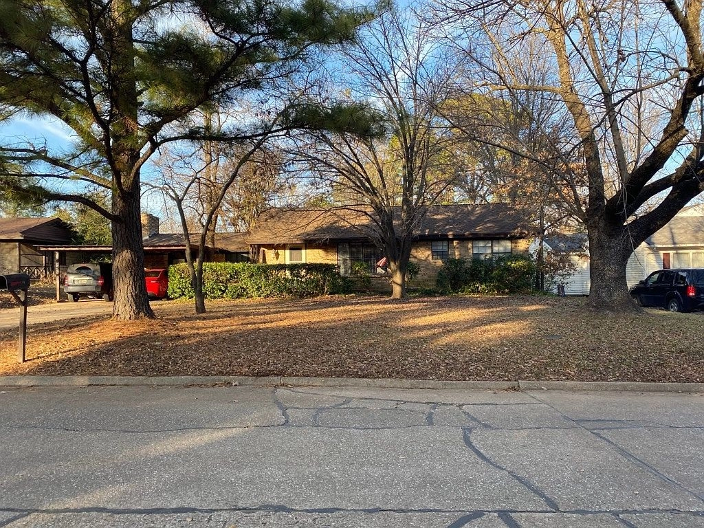 1946 W Elm Street Durant OK - Front yard