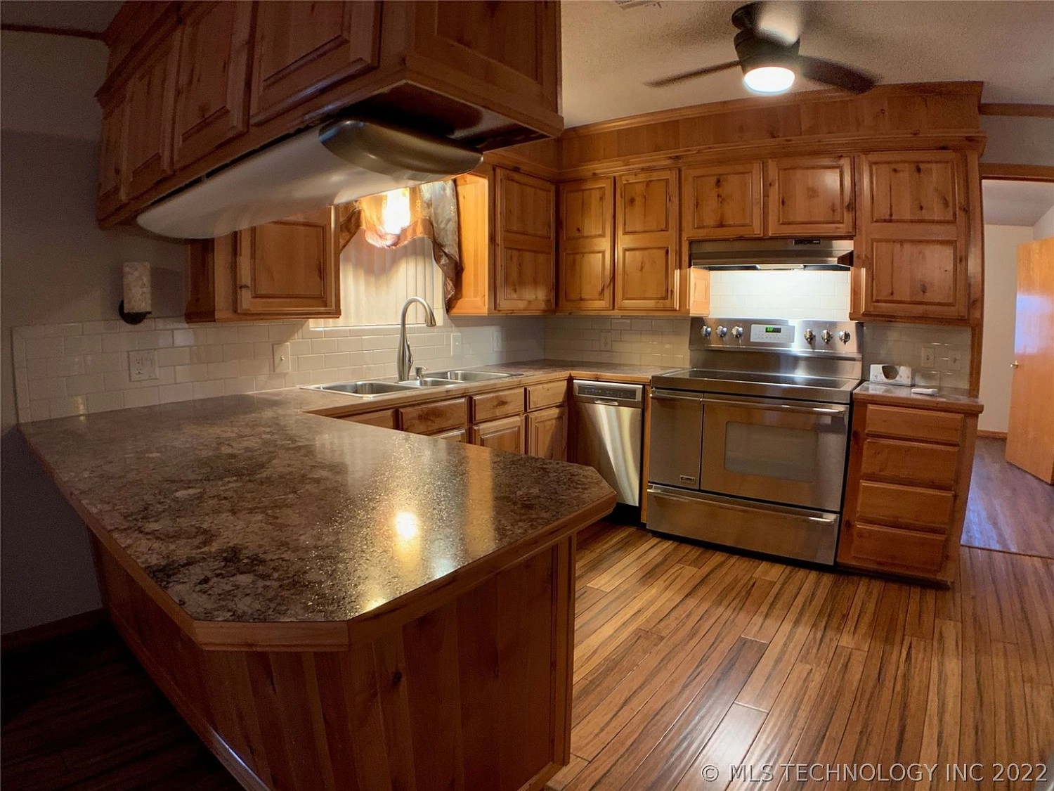 511 W 8th Street Atoka OK - Kitchen