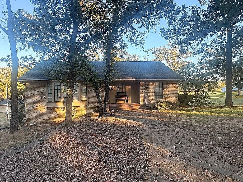 2030 S Kilmer Lane Atoka OK - Front yard