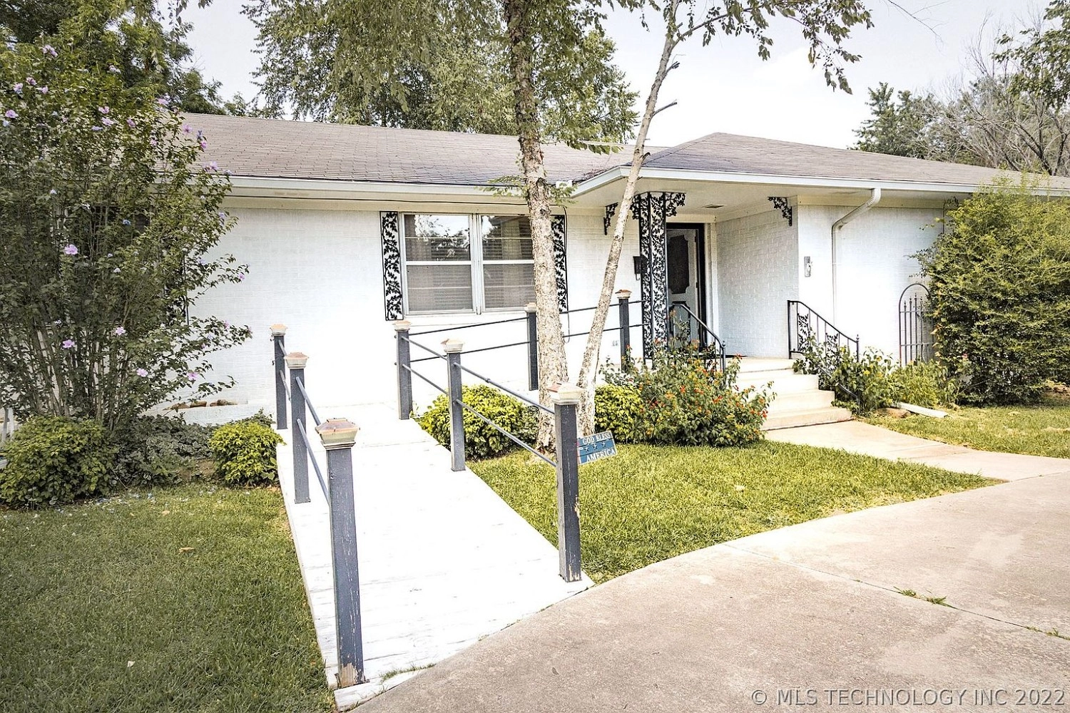 702 W Elm Street Durant OK - Walkway
