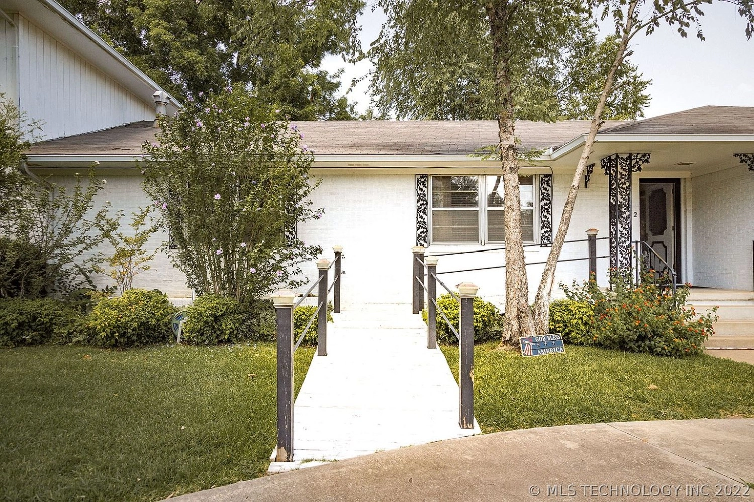 702 W Elm Street Durant OK - Front walk