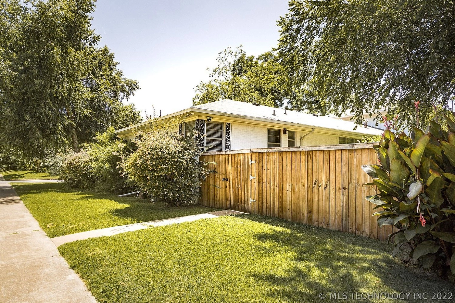 702 W Elm Street Durant OK - Side yard