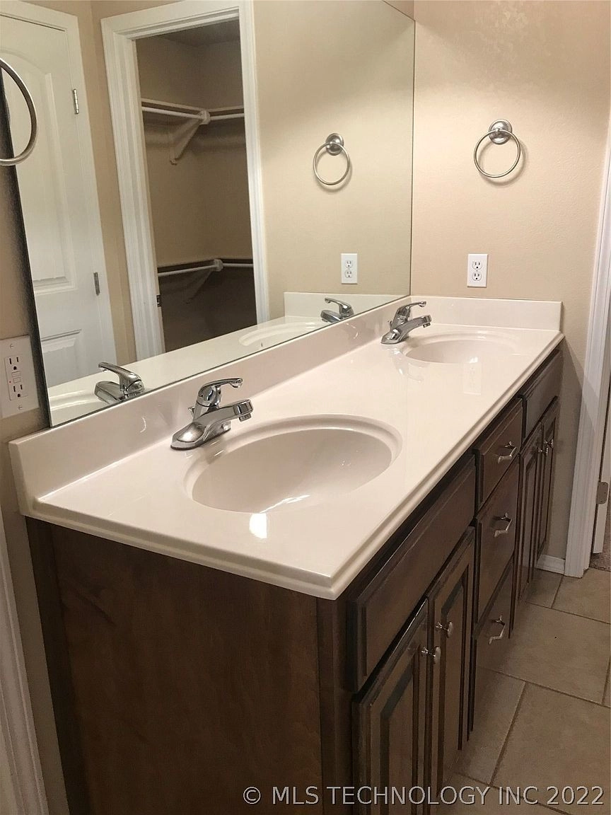 5421 Roadrunner Drive Durant OK - Bathroom vanity
