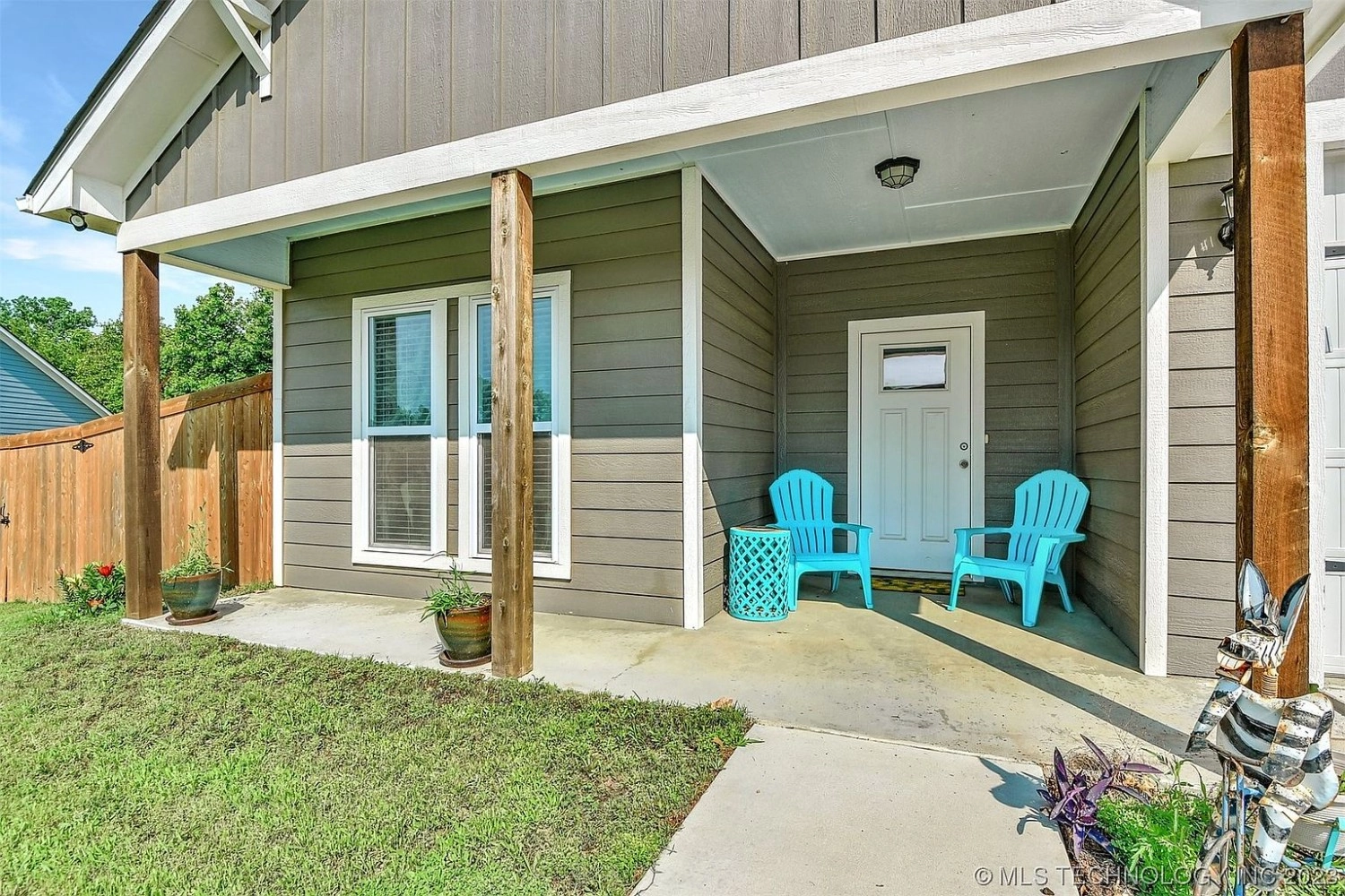 5477 Roadrunner Drive Durant OK - Front porch