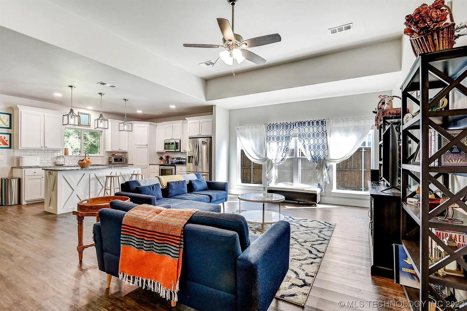5477 Roadrunner Drive Durant OK - Living and dining