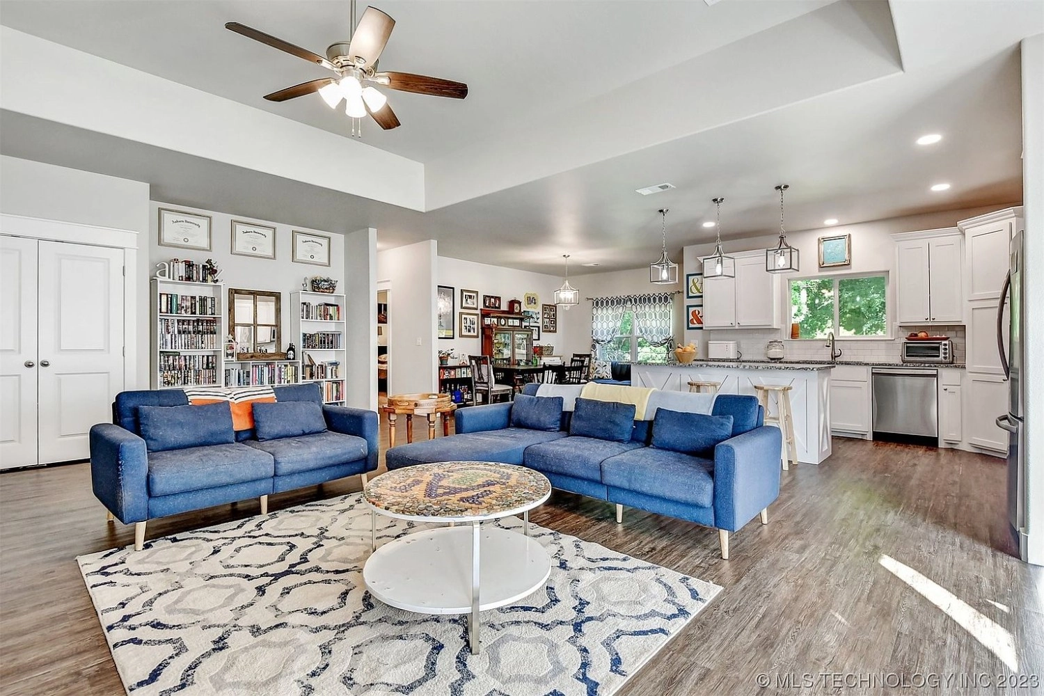 5477 Roadrunner Drive Durant OK - Open living area