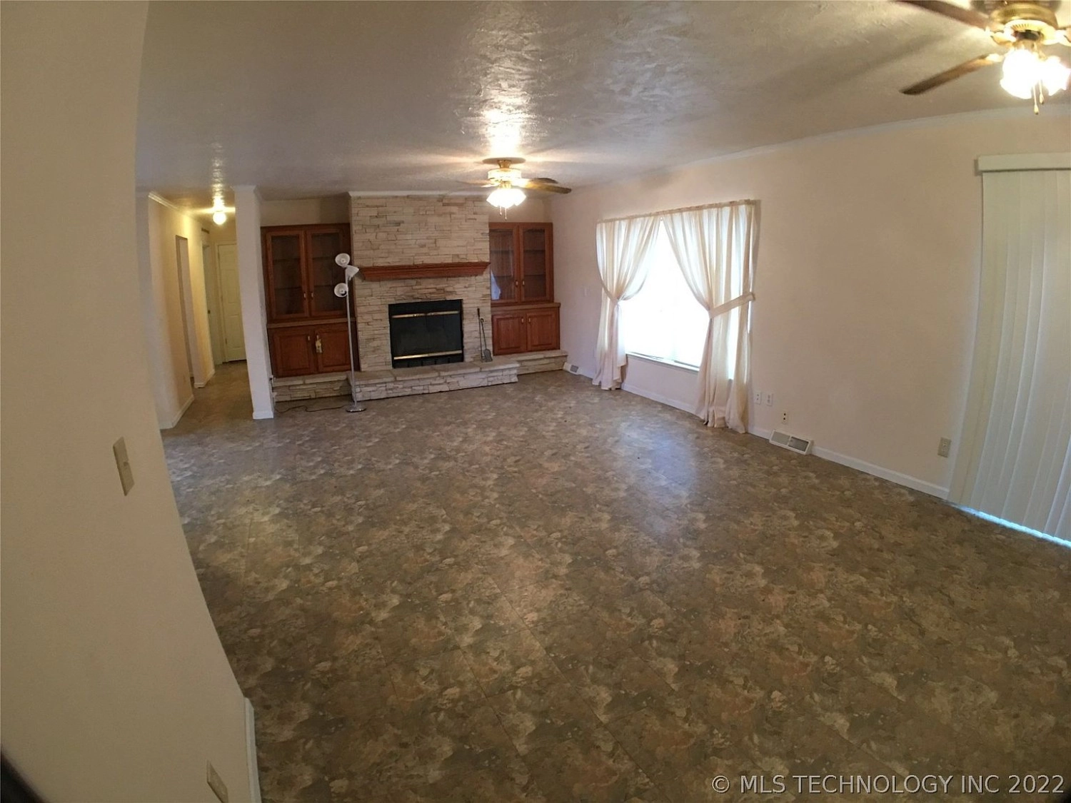 19179 E Sandy Spring Road Atoka OK - Living room