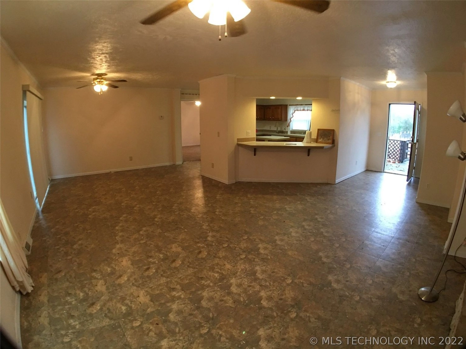 19179 E Sandy Spring Road Atoka OK - Open living area