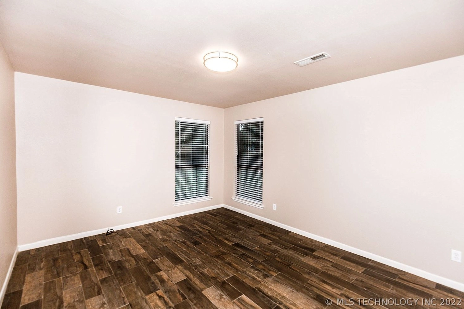 221 Tolley Lane Cartwright OK - Interior room