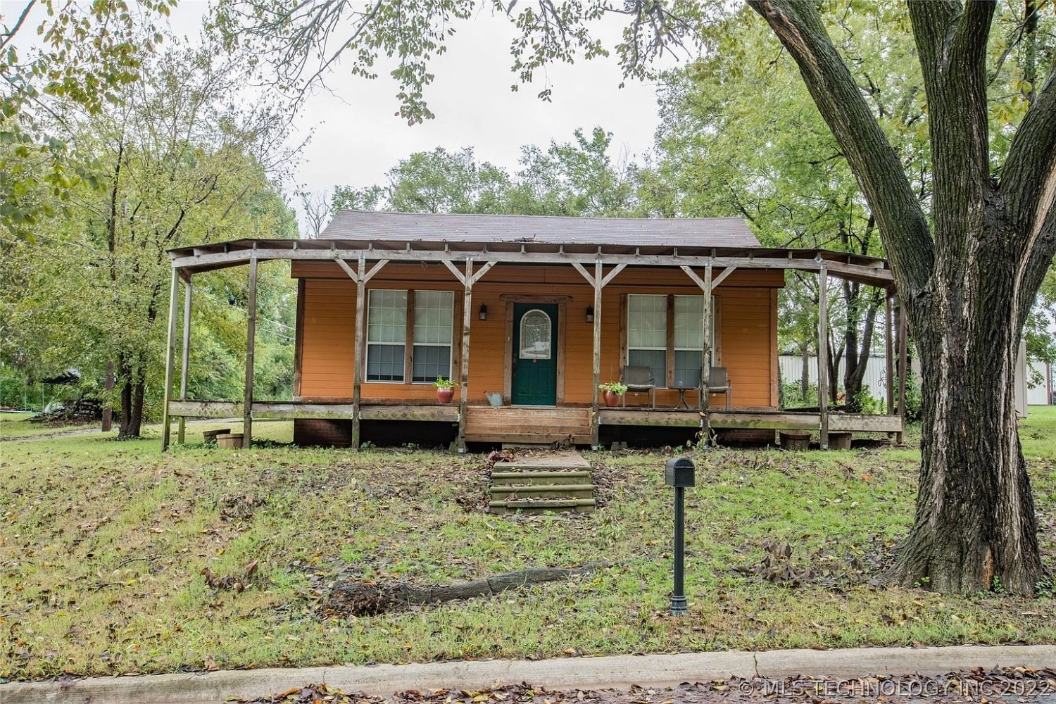 1012 N 2nd Avenue Durant OK - Front porch