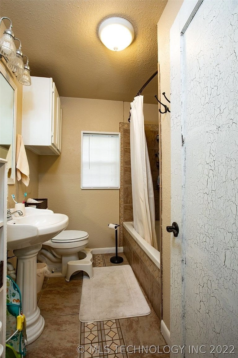 1012 N 2nd Avenue Durant OK - Bathroom