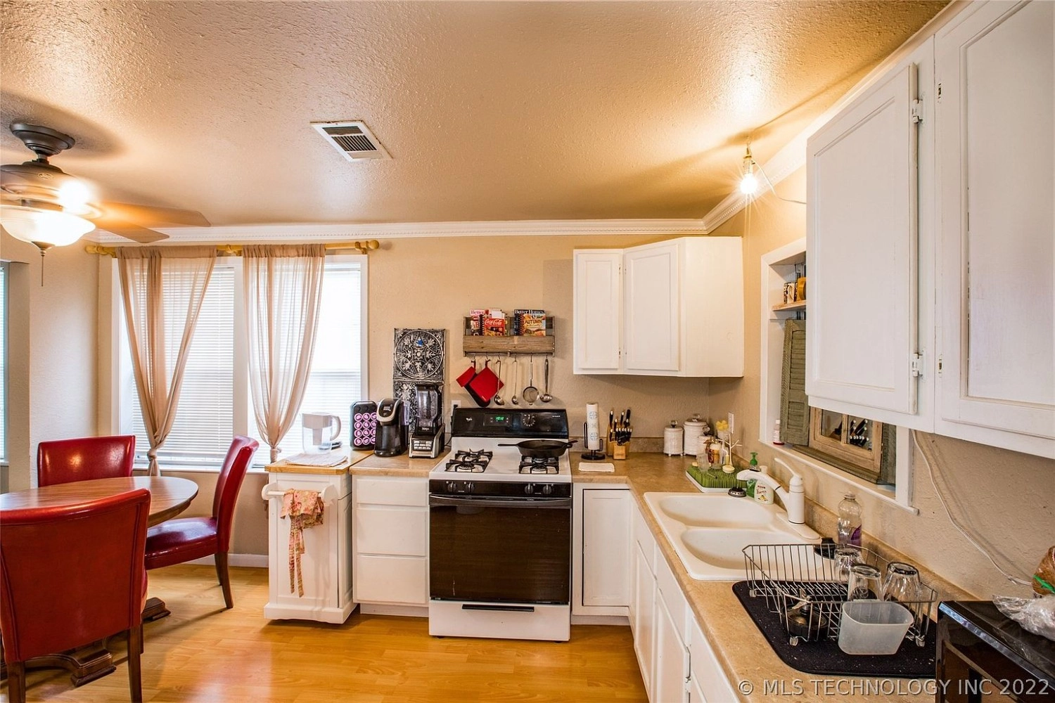1012 N 2nd Avenue Durant OK - Kitchen