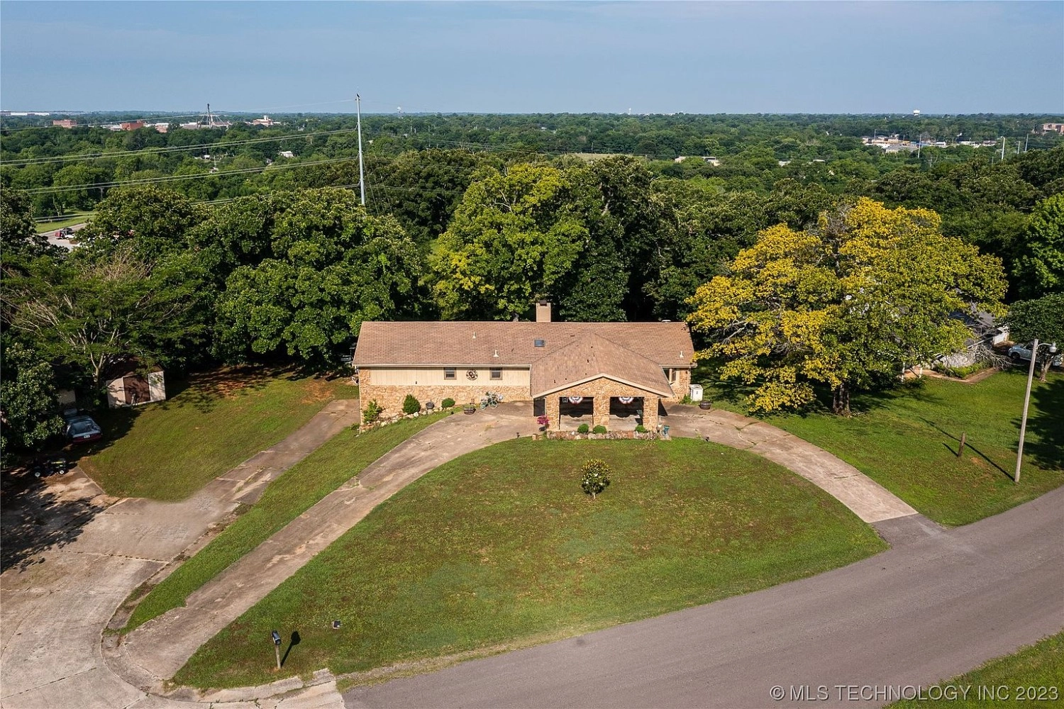 1103 Timberline Drive Durant OK - Driveway view