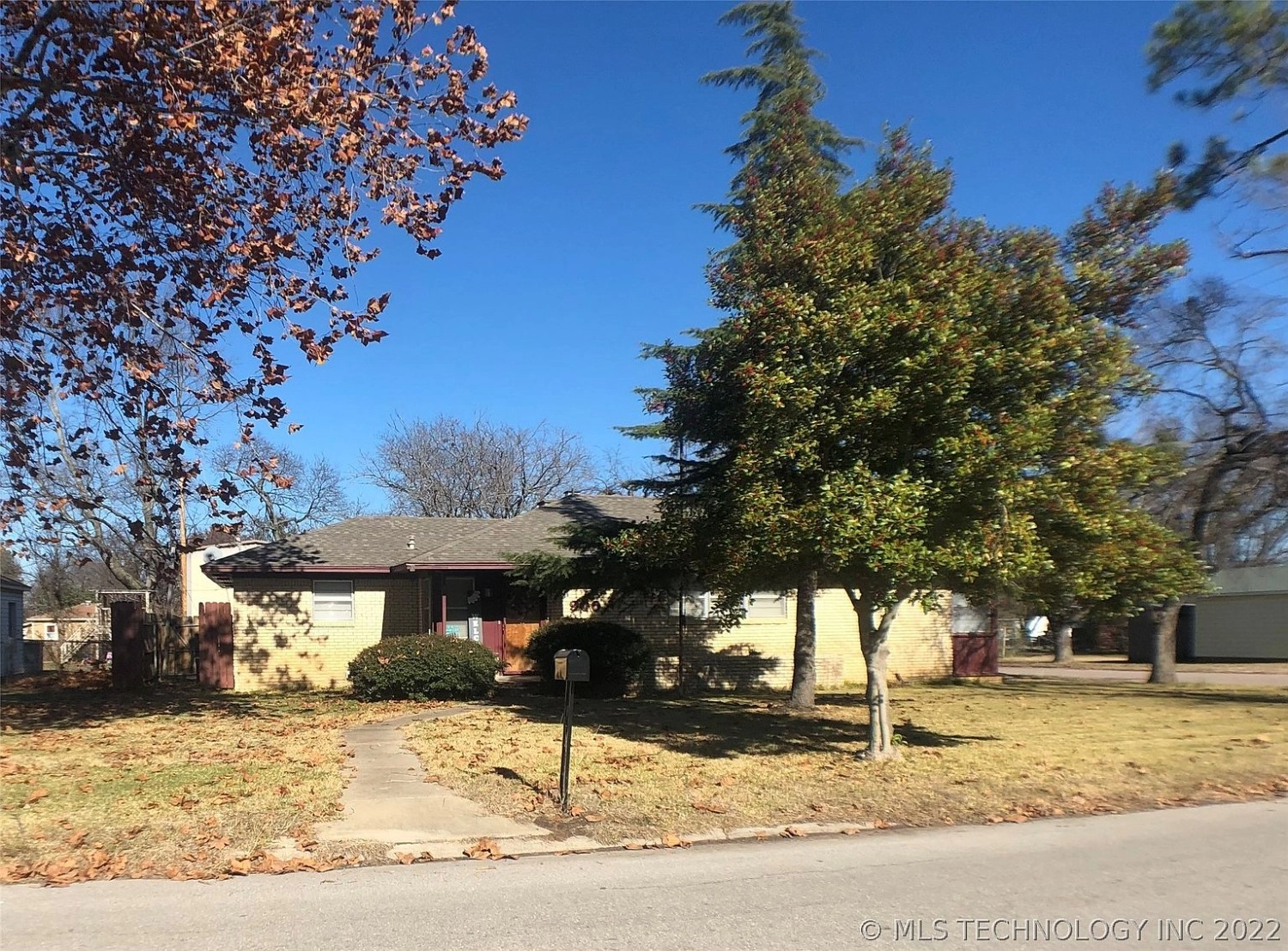 900 W Francis Street Madill OK - Front yard