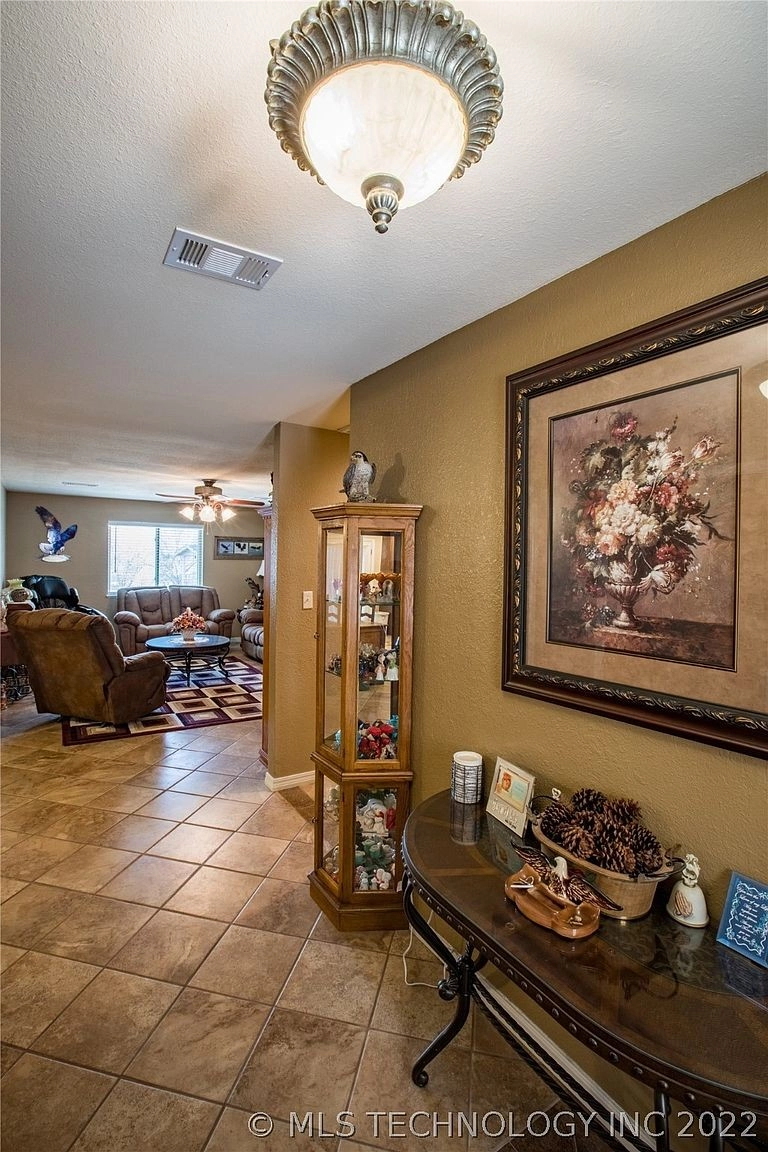 204 Sandpiper Circle Durant OK - Living room