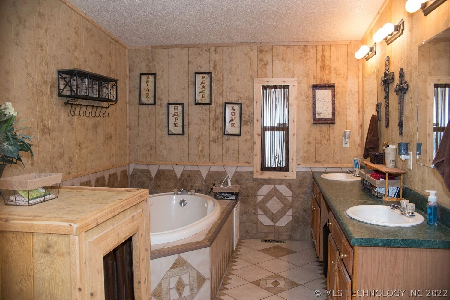 12880 W Lasiter Road Kingston OK - Bathroom vanity