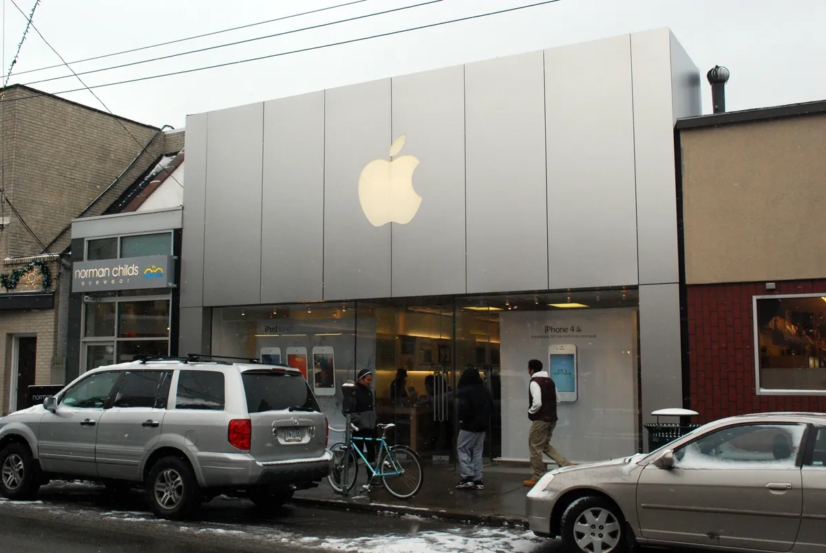 Walnut Street commercial dining and retail promenade in Shadyside