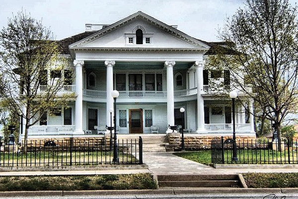 Exterior of the Seelye Mansion in Abilene, KS