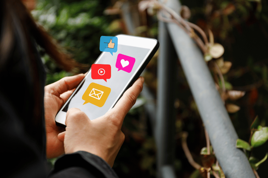 Realtor using social media to create a strong online presence