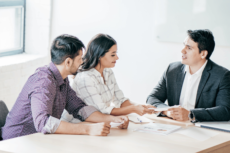 Talking with professional about mortgage rates on home