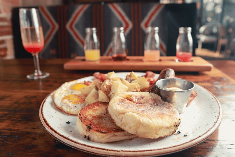 Enjoy fresh cocktails in Downtown Raleigh brunch restaurants